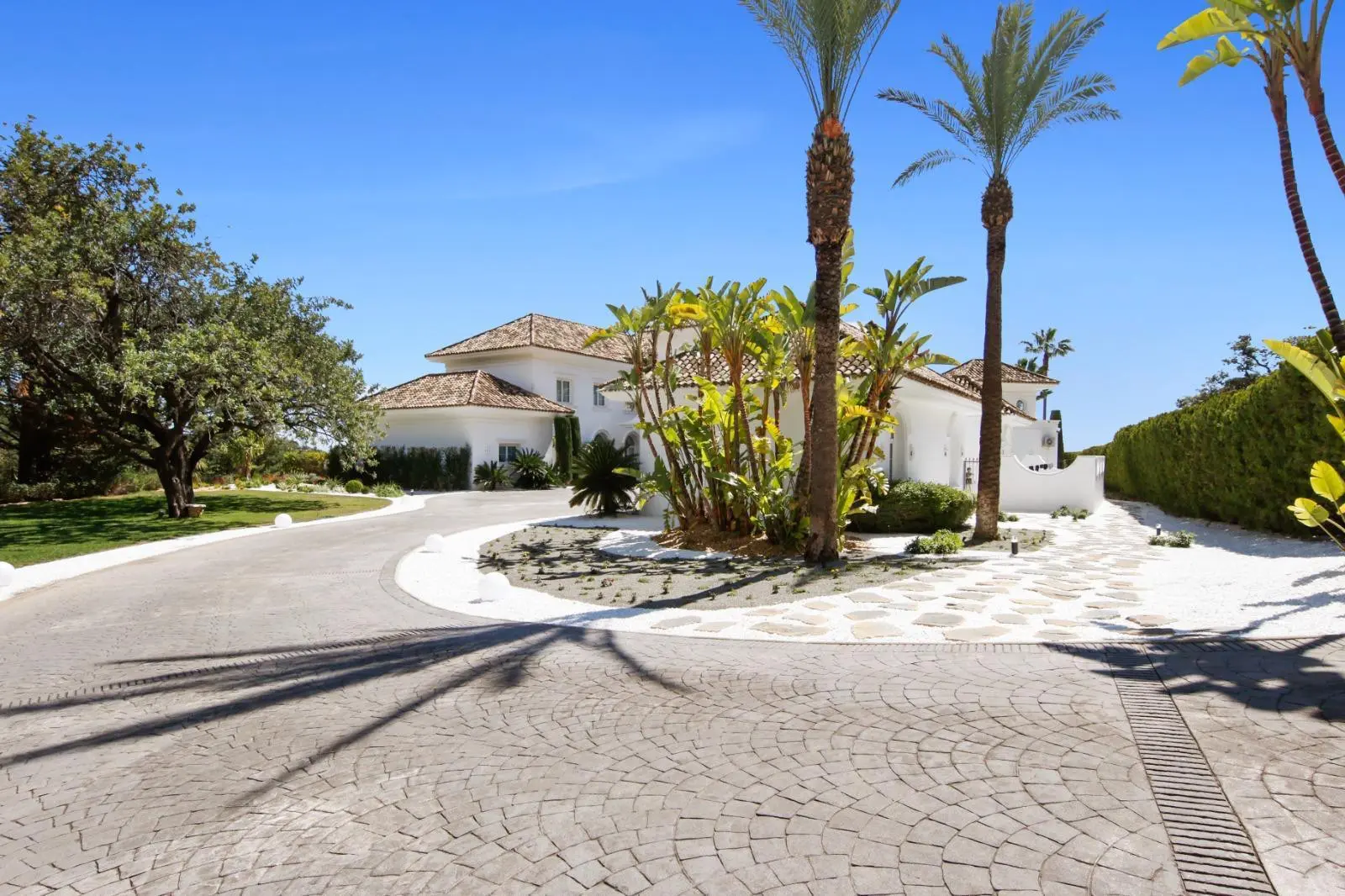 Villa El Aristocrat – luxury villa in Benahavis, Marbella (3)